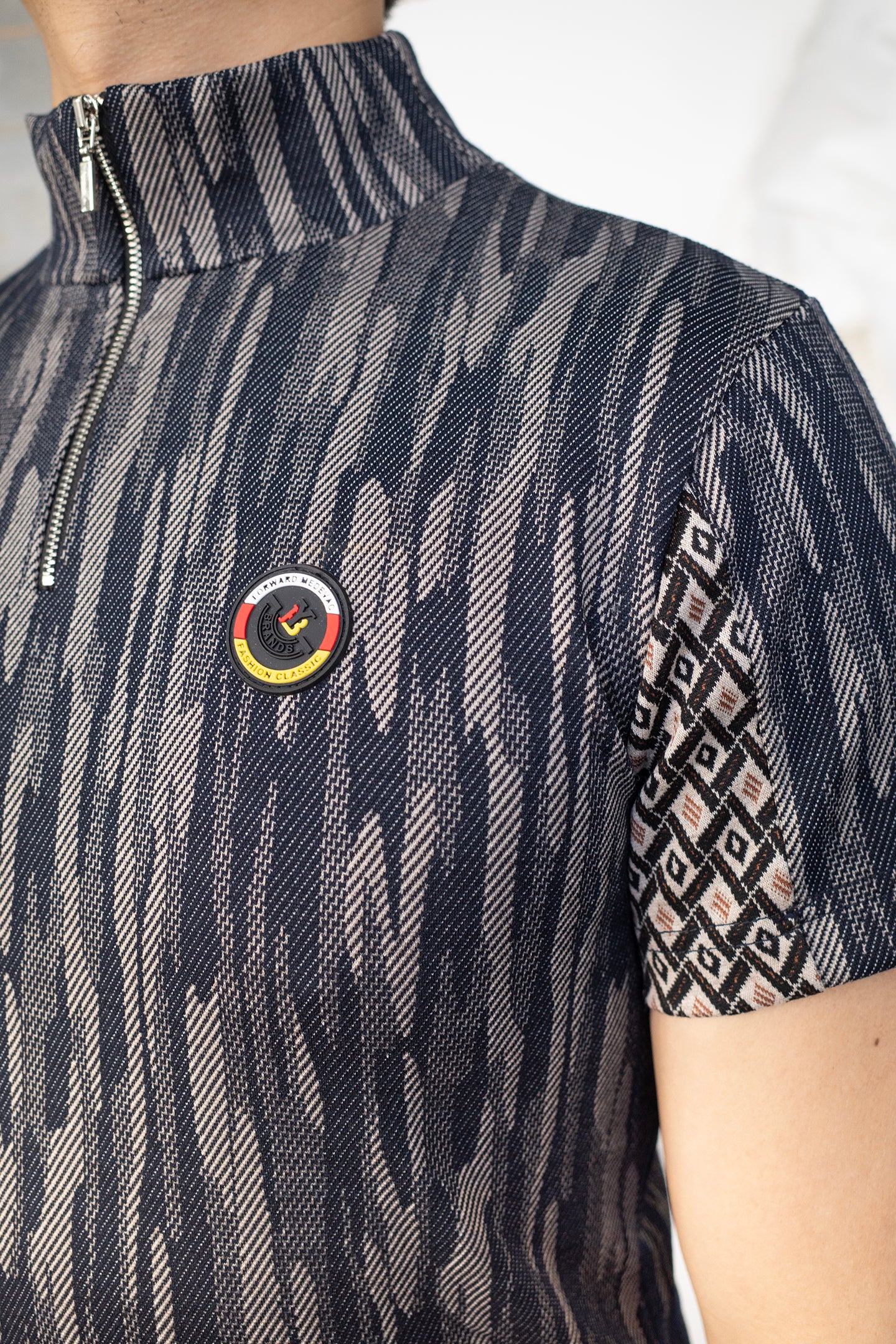 Stretchy Short Sleeve Shirt w/ 1 Zip, Pattern