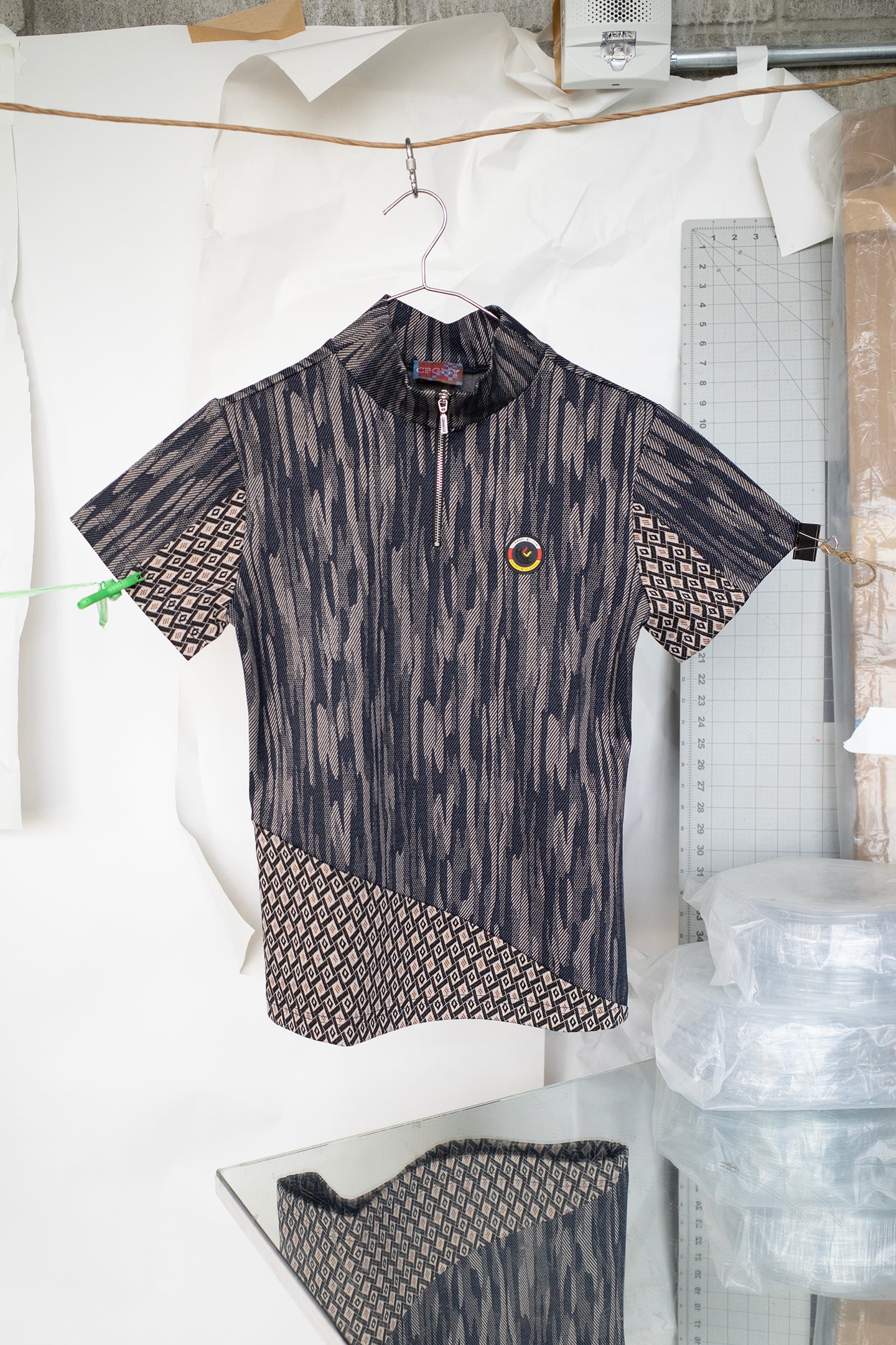 Stretchy Short Sleeve Shirt w/ 1 Zip, Pattern